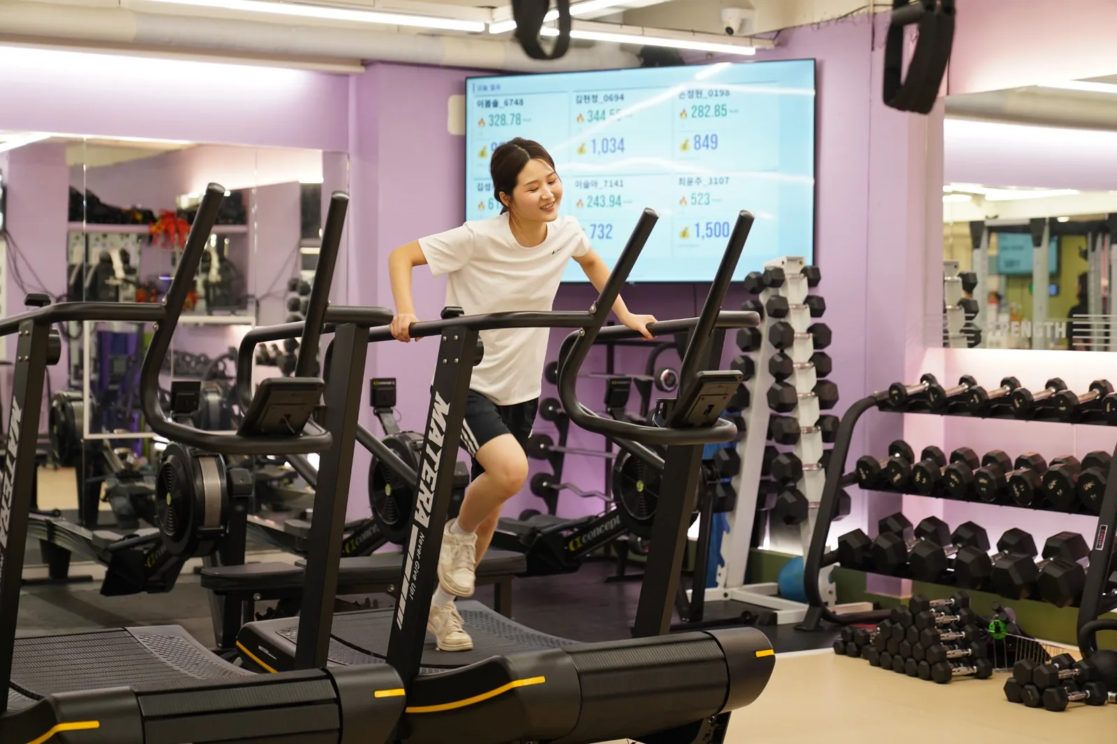 무동력 트레드밀을 달리는 회원