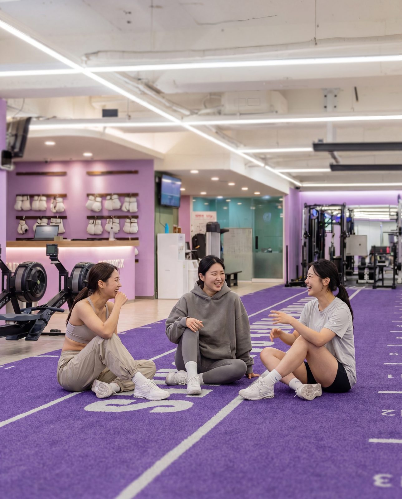 수업 후 함께 웃는 회원들
